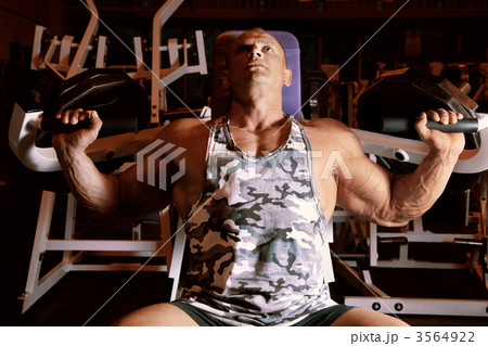 bodybuilder doing weightlifting in gym 3564922