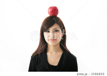 頭に林檎を乗せた女性 頭に林檎を乗せた女性 3566850