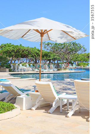 リゾートホテルのプールサイド リゾートホテルのプールサイド 3567555