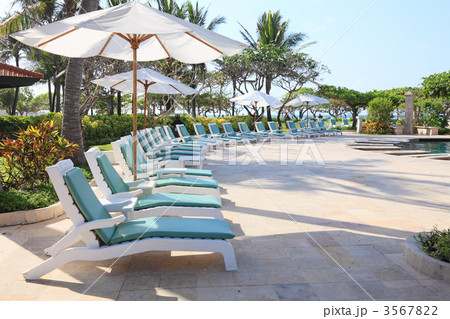 リゾートホテルのプールサイド リゾートホテルのプールサイド 3567822