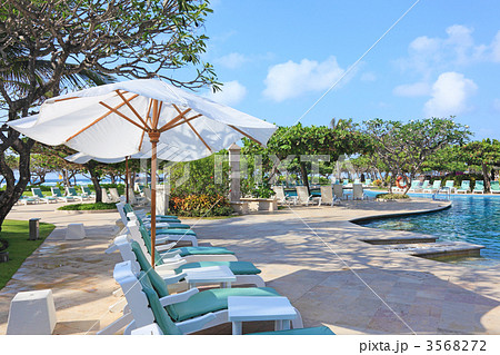 リゾートホテルのプールサイド 3568272