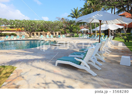 リゾートホテルのプールサイドの写真素材