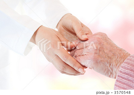医者とシニアの手 3570548