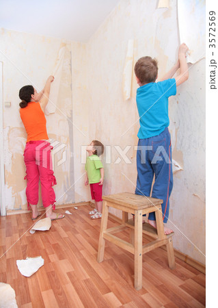 mother with children break wallpapers from wall mother with children break wallpapers from wall 3572569
