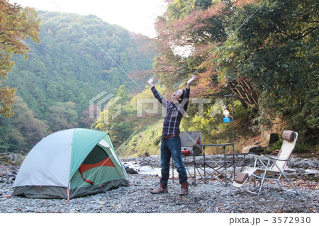 男性1人 キャンプ キャンパー キャンプ場 アウトドア レジャー 趣味 の写真素材