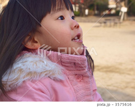 ４歳の女の子の写真素材