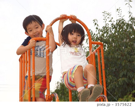 兄妹で滑り台 3575622