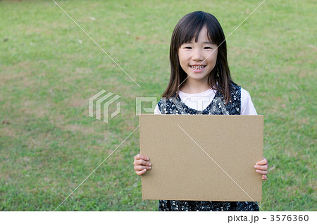 メッセージボードを持つ女の子 3576360