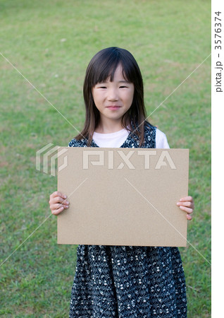 メッセージボードを持つ女の子 3576374
