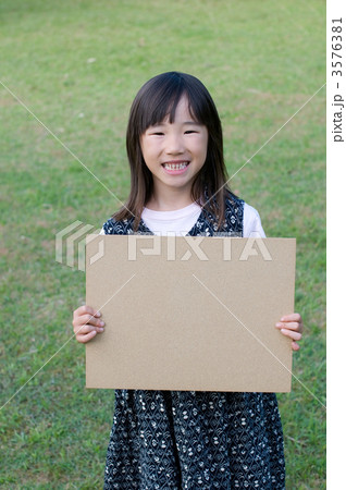 メッセージボードを持つ女の子 3576381