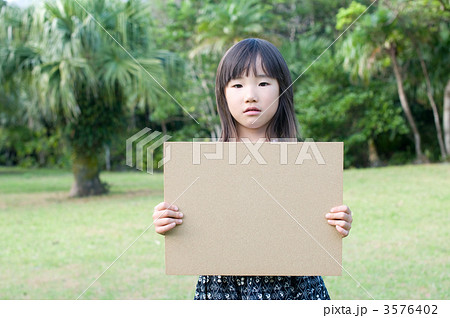 メッセージボードを持つ女の子 3576402