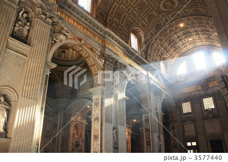 サン・ピエトロ大聖堂の窓から差す朝日の光 サン・ピエトロ大聖堂の窓から差す朝日の光 3577440