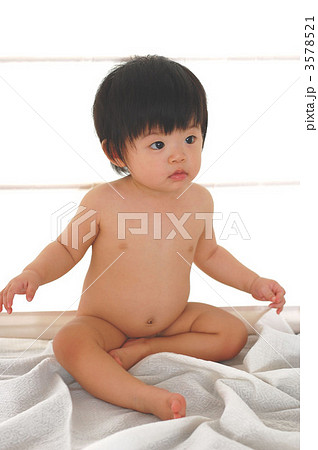 裸 赤ちゃん 女の子の写真素材