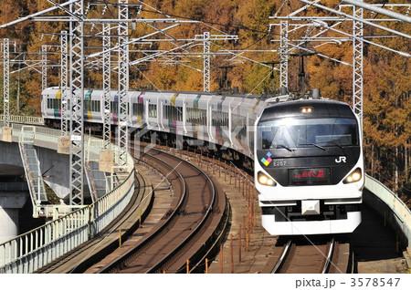 カラマツ林を行く特急あずさ カラマツ林を行く特急あずさ 3578547