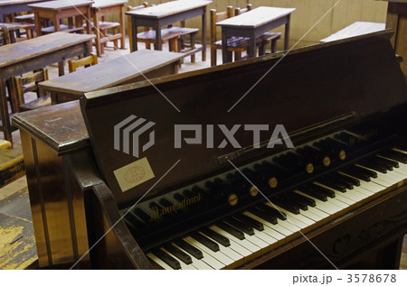 レトロ小学校の教室のオルガン 3578678