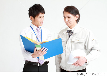 打ち合わせする二人の作業員 打ち合わせする二人の作業員 3579399