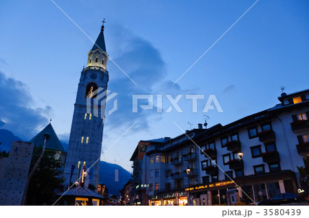 イタリア コルティナ・ダンペッツォの町並み イタリア コルティナ・ダンペッツォの町並み 3580439