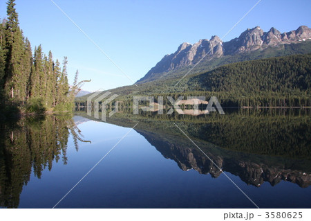カナダ バンフ近郊の湖早朝の風景 カナダ バンフ近郊の湖早朝の風景 3580625