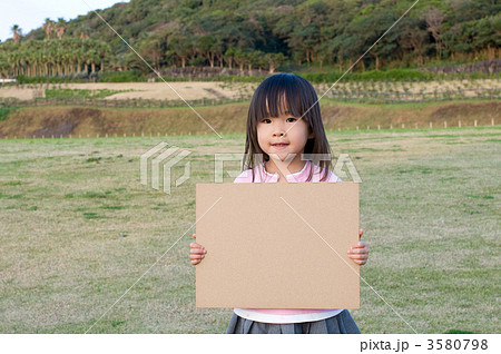 メッセージボードを持つ女の子 3580798