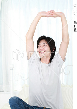 ベッドでくつろぐ男性 3580945