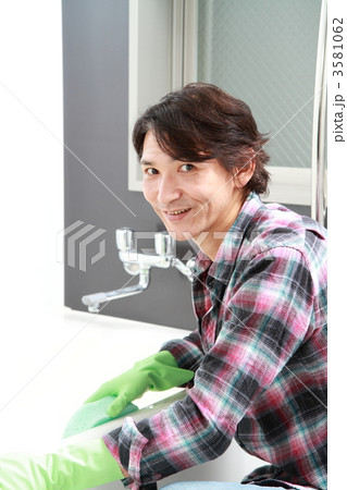 風呂掃除する主夫 3581062