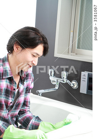 風呂掃除する主夫 3581067