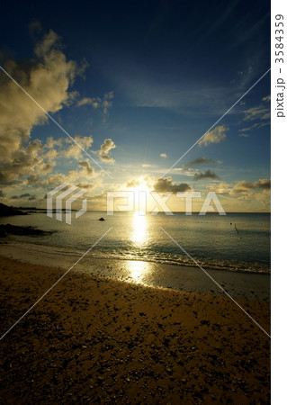 恩納村の夕焼け 3584359