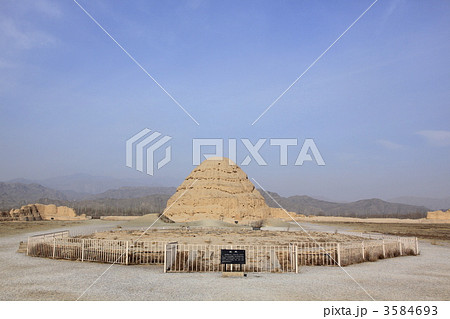 西夏王陵献殿と三号陵 西夏王陵献殿と三号陵 3584693