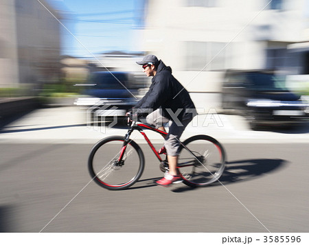 自転車で走る男性 3585596