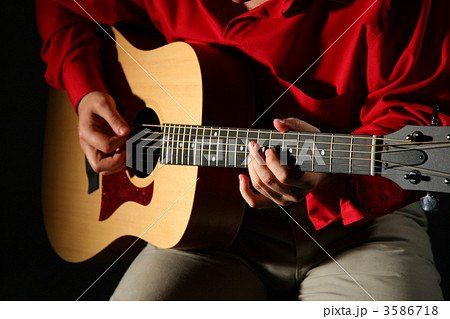 Close-up hands with guitar 3586718