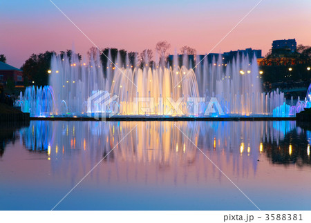 shined fountain on sunset 3588381