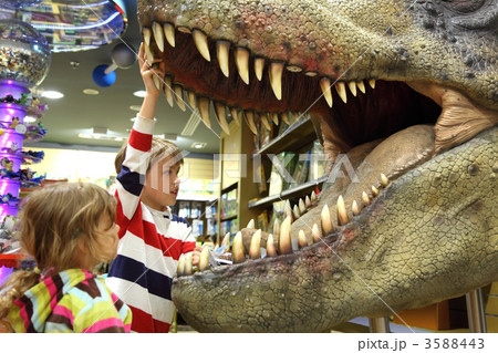 little boy and girl looking in tyrannosaurus opened mouth focus 3588443
