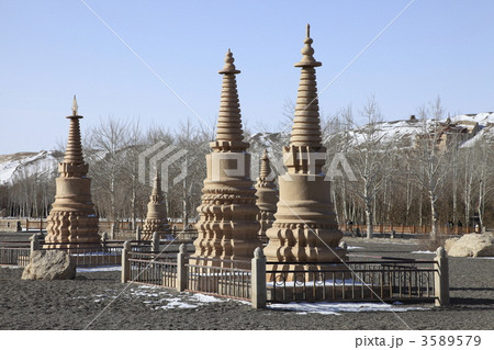 莫高窟仏塔と九層楼 3589579