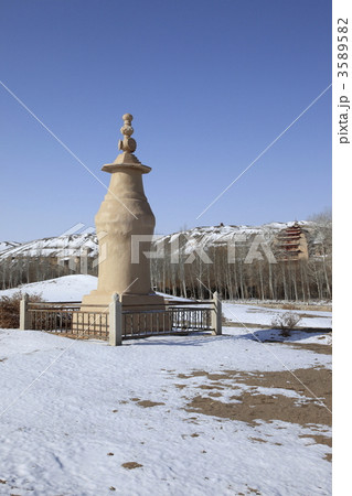 莫高窟仏塔と九層楼 3589582