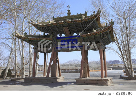 莫高窟碑楼と三危山 3589590