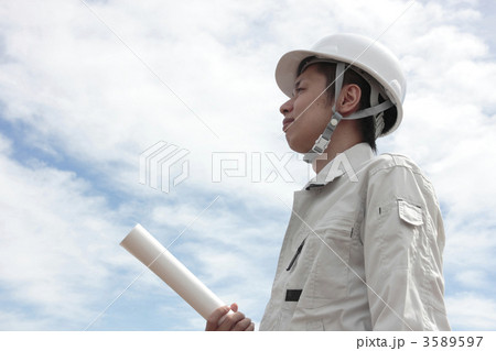 笑顔で立つ現場監督 3589597