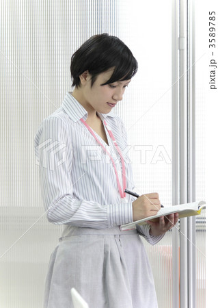 手帳に書き込むビジネスウーマン 手帳に書き込むビジネスウーマン 3589785