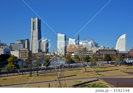 横浜散歩・象の鼻パークよりみなとみらい２１の高層ビル群 3592148