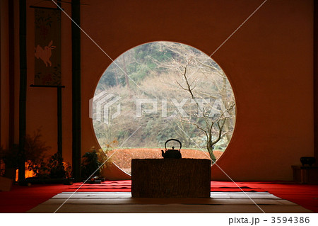 鎌倉にあるお寺の茶室の丸窓 鎌倉にあるお寺の茶室の丸窓 3594386