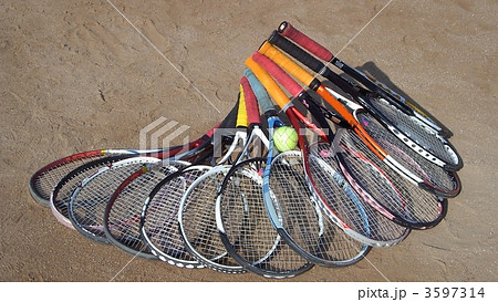 テニスラケットとテニスボールの写真素材