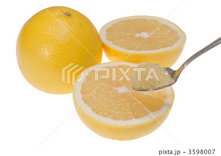 おいしそうなグレープフルーツをスプーンですくったところ 3598007