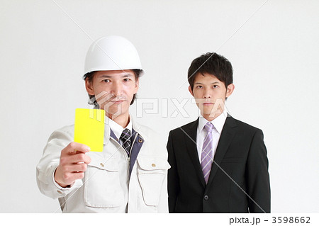イエローカードを出すビジネスマン 3598662
