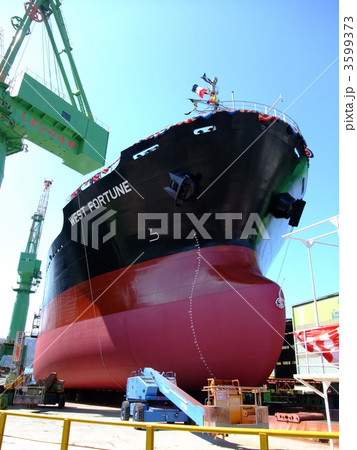 造船所の貨物船 3599373