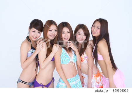 水着の若い女性 水着の若い女性 3599805