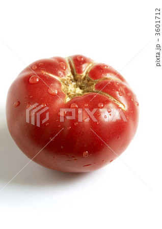 juicy tomato with droplets 3601712