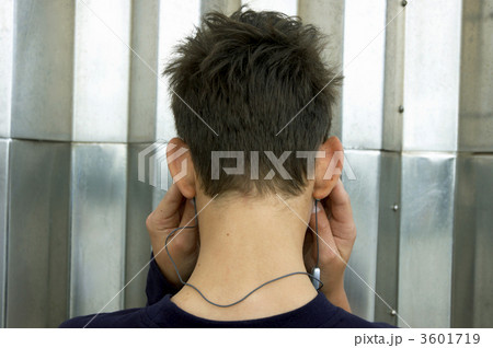 teens listen to mp3 player teens listen to mp3 player 3601719