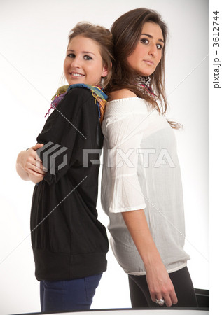 Girls back to back 3612744