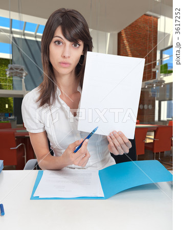 Young business woman with blank document 3617252