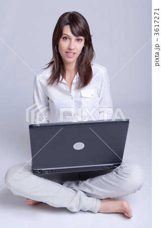 Young woman telecommuting 3617271