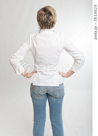 Woman looking at something Woman looking at something 3619829